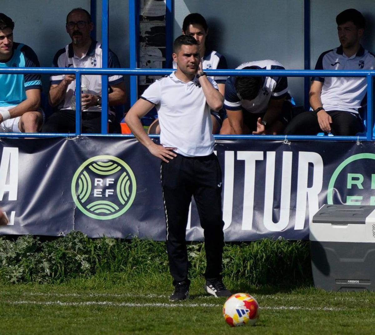 Oji, entrenador del Villaralbo,  | J. L. F.