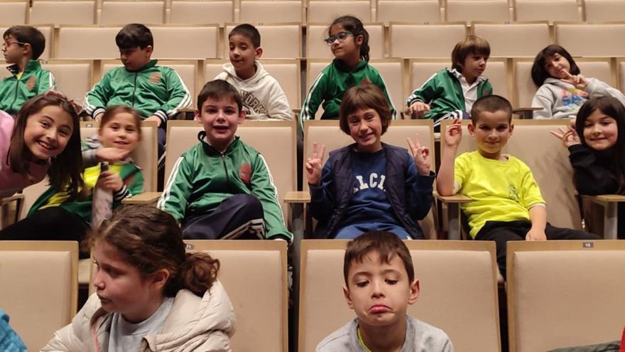 Alumnos del CEIP Plurilingüe de Rubiáns, ayer en el Auditorio de Vilagarcía para asistir a una obra de teatro.