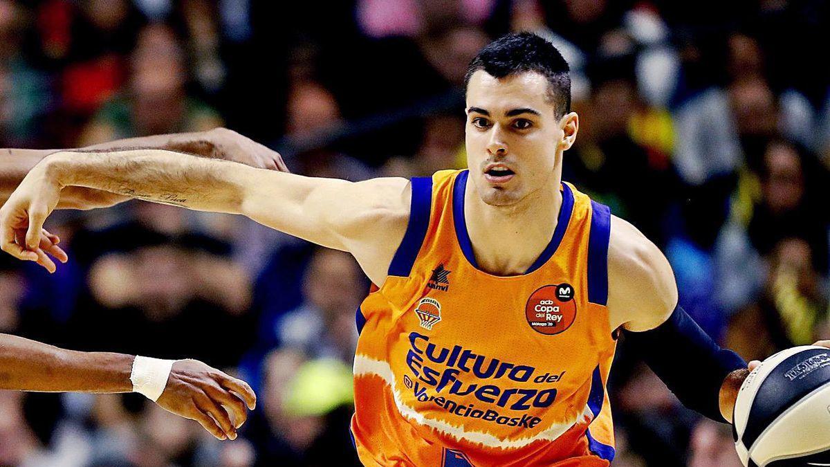 Alberto Abalde, durante un partido con el Valencia.