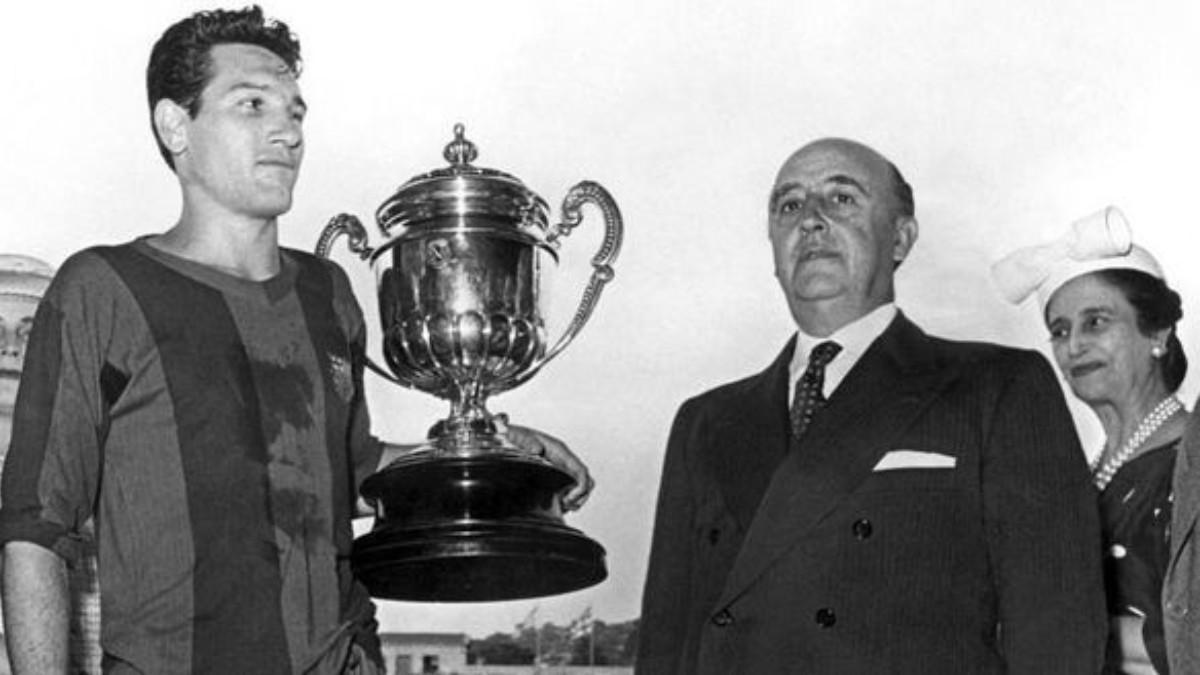 Juanito Segarra recibió la Copa del generalísimo