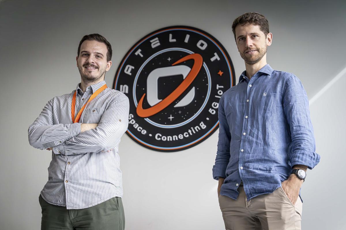 Guillem Duarri (izquierda) y Josep Molins (derecha), dos ingenieros de Sateliot que se fueron al extranjero para trabajar y han podido volver gracias al auge de las empresas 'deep tech' y del espacio en Catalunya