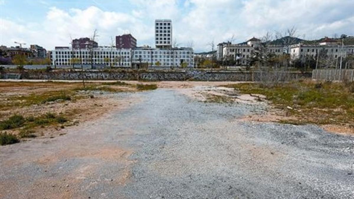 Uno de los solares en desuso en los antiguos cuarteles de Sant Andreu para el que los vecinos piden un uso provisional, la semana pasada.