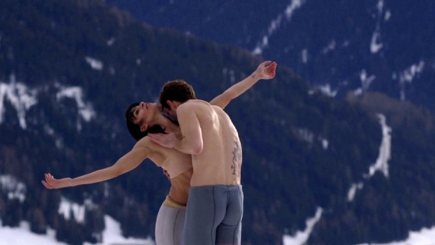 Dos bailarines actuan frente a un glaciar suizo para concienciar sobre el cambio climático