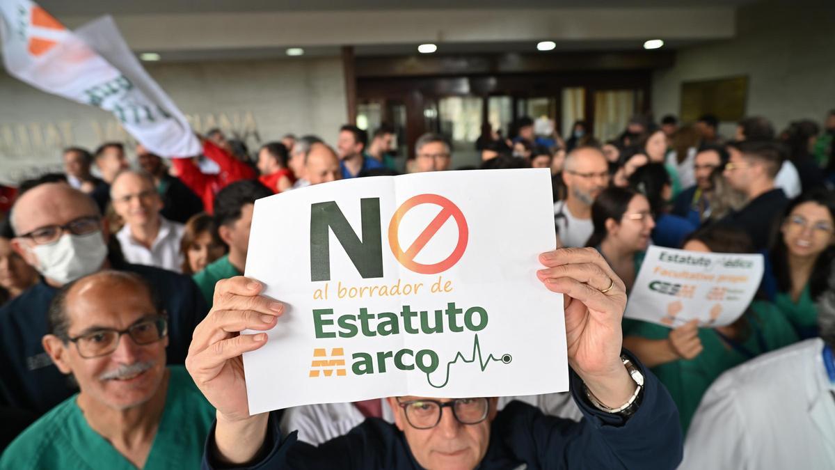 Unos 80 médicos del Hospital General de Elche se niegan a realizar servicios extraordinarios para protestar contra el Estatuto Marco que el Ministerio de Sanidad quiere aprobar
