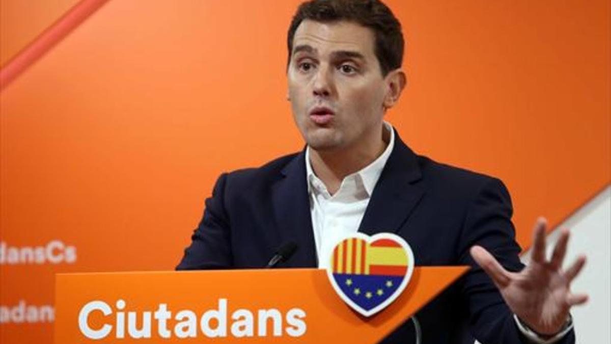 El líder de Ciudadanos, Albert Rivera, durante la rueda de prensa que ofreció ayer en Barcelona.