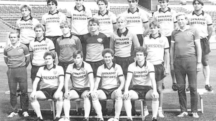 Plantilla del Dynamo Dresden de 1986. Ramme es el tercero por la derecha de la fila del medio.