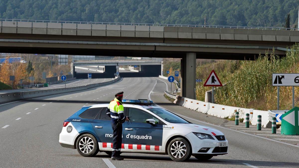 Dos hombres saltan de un puente al huir de los mossos