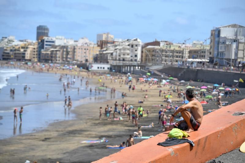 06-09-20  GRAN CANARIA. PLAYA DE LAS CANTERAS.  LAS PALMAS DE GRAN CANARIA. Reportaje de jóvenes y Covid por la ciudad. Fotos: Juan Castro.  | 06/09/2020 | Fotógrafo: Juan Carlos Castro