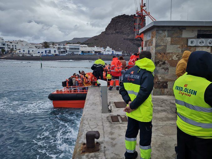 Los pasajeros del catamarán de Fred Olsen desembarcan en el muelle de Agaete