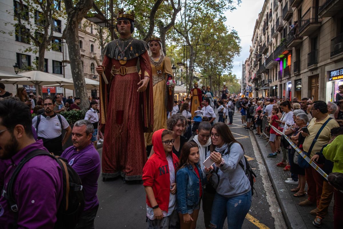 Ambiente en la cabalgata de las fiestas de la Mercè.