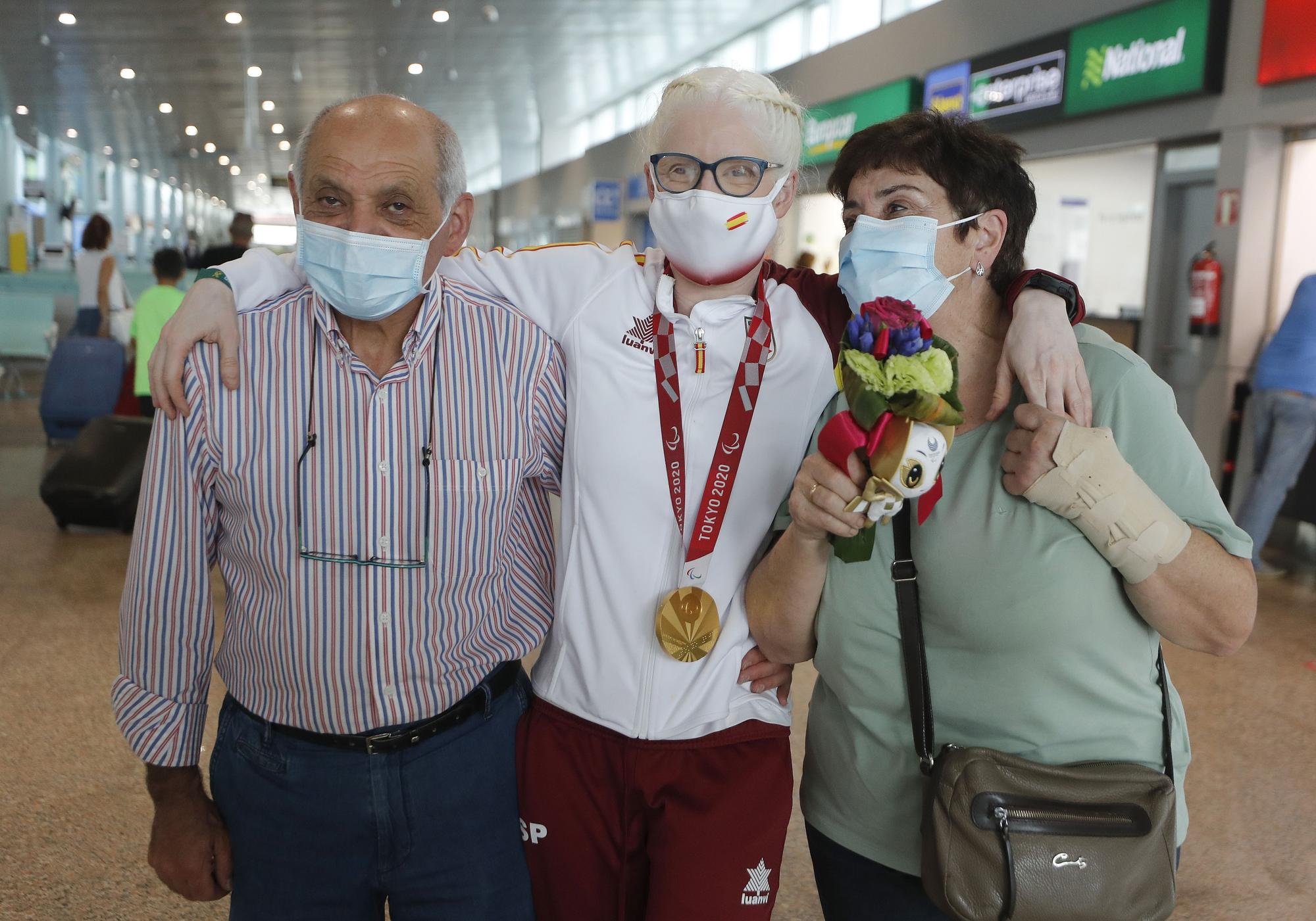 Los emotivos momentos de la medalla de oro Susana Rodríguez Gacio a su llegada a Vigo