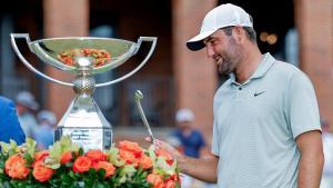 Scheffler observa con satisfacción el trofeo que lo acredita como el mejor del PGA Tour