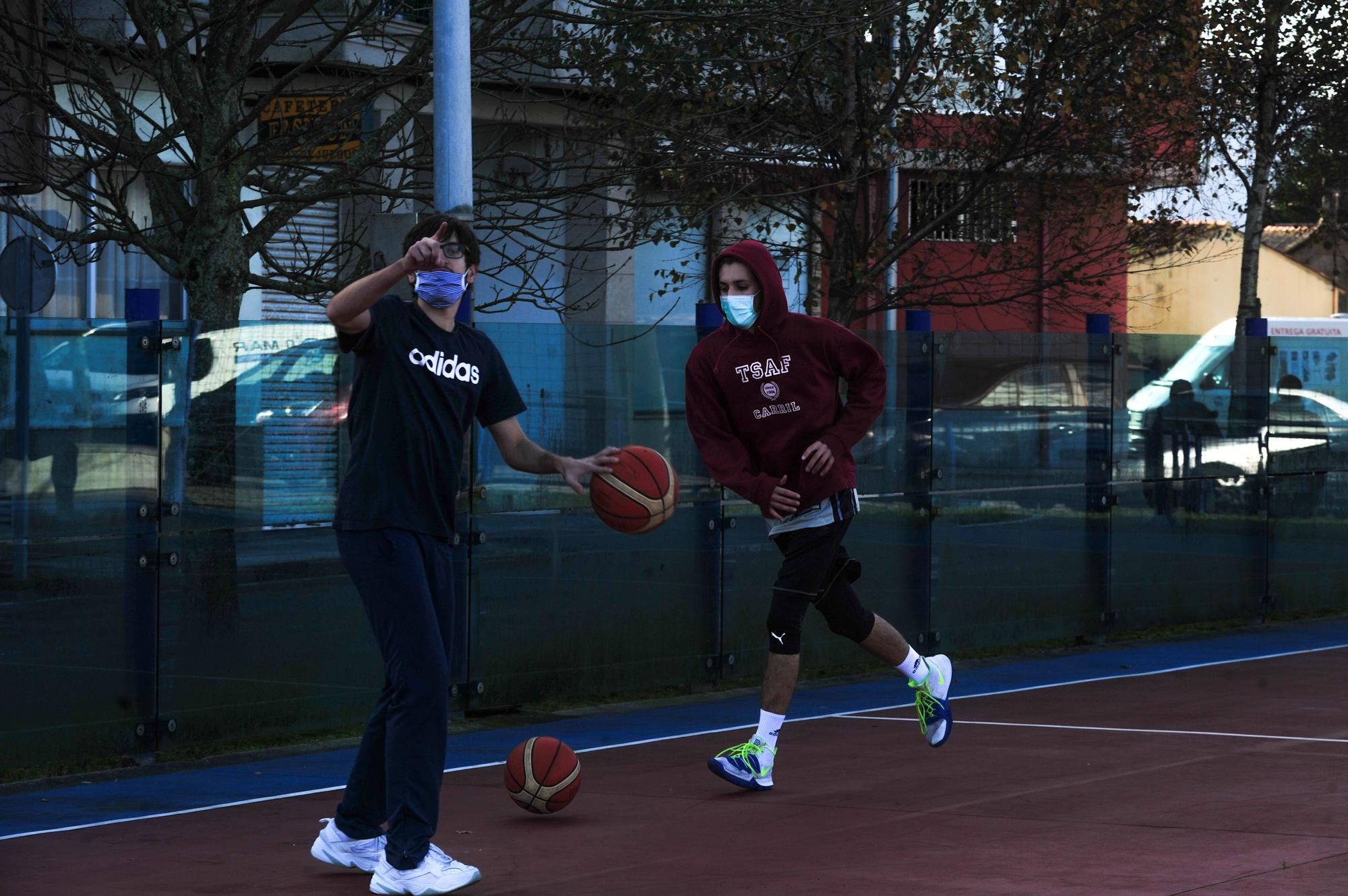 El Club Baloncesto O Meco entrena en la calle ante el cierre de las  instalaciones deportivas municipales - Faro de Vigo