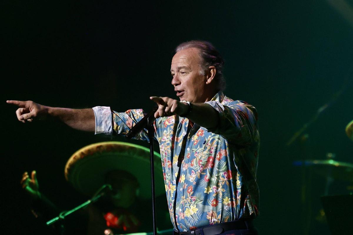 El concierto de Bertín Osborne en el teatro de la Laboral, en imágenes