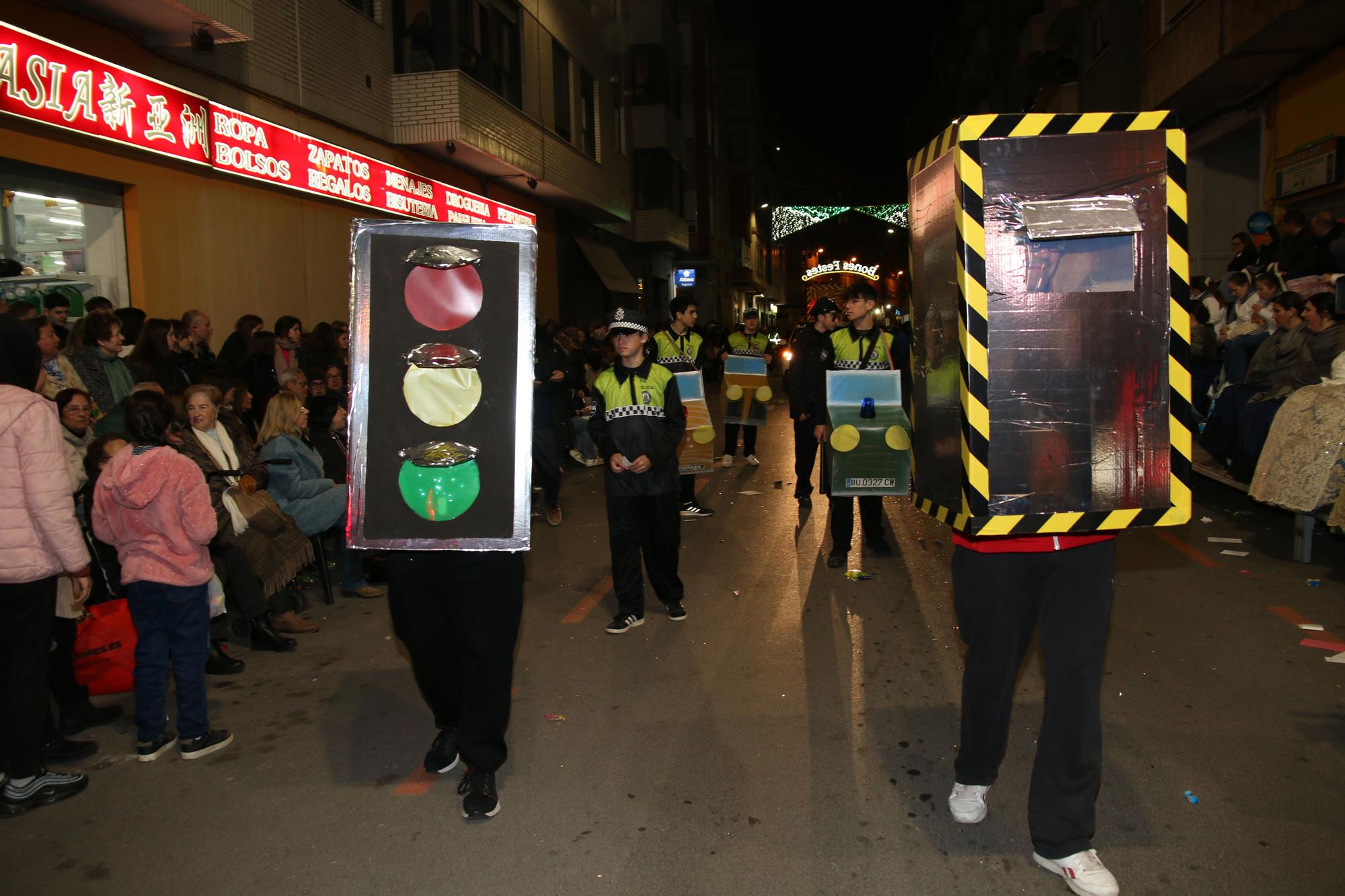 FOTOGALERÍA I La cabalgata del Ninot de Burriana, en imágenes