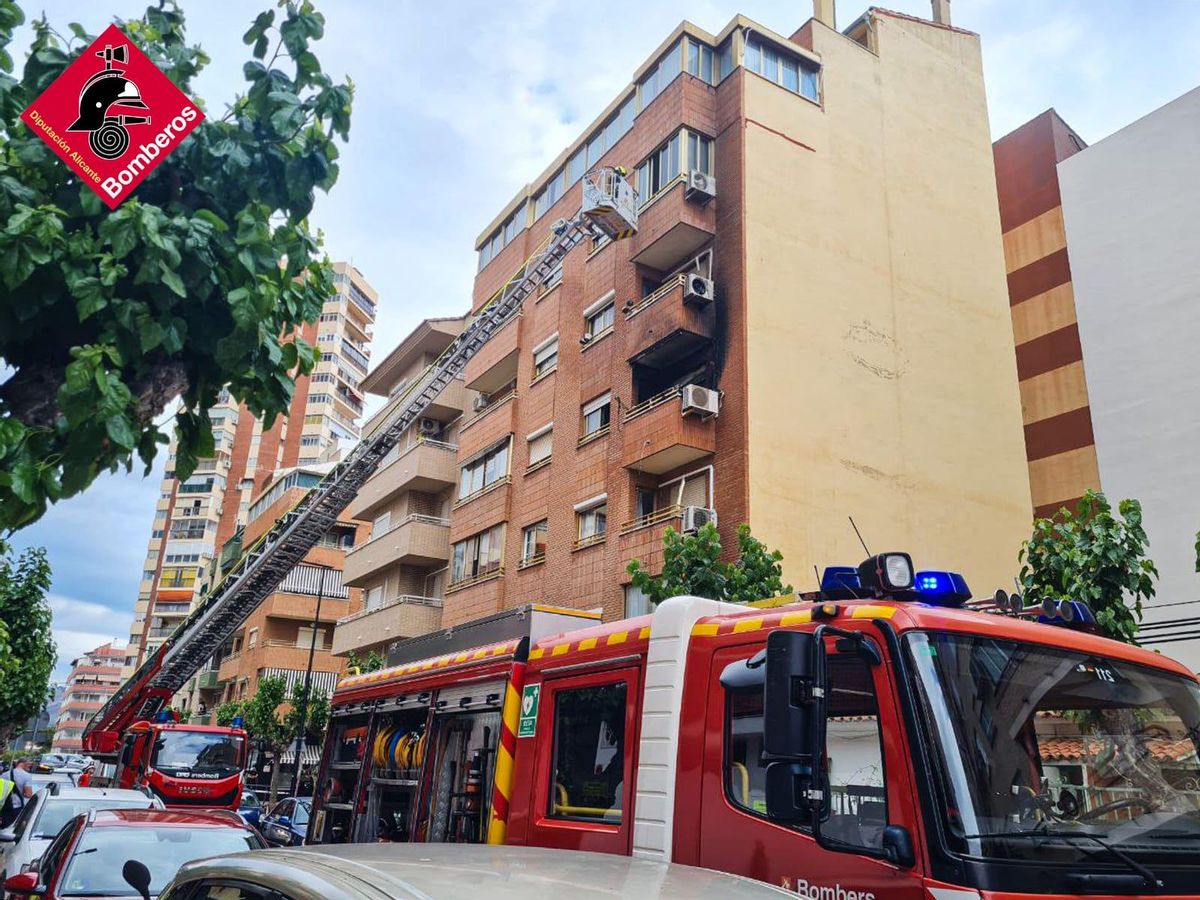 Los bomberos en la vivienda donde se produjo el incendio en Benidorm.