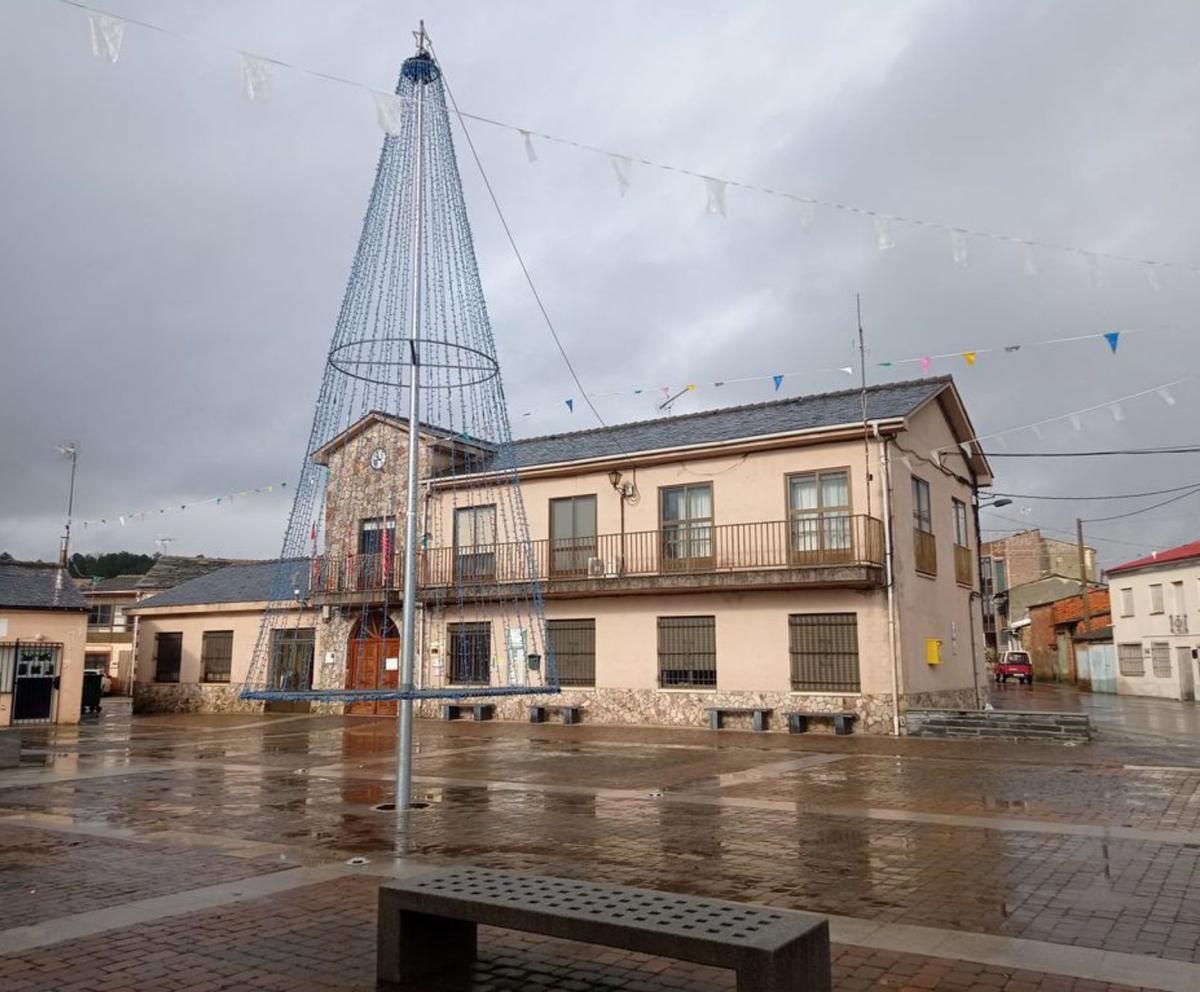 Vista del Ayuntamiento de Riofrío de Aliste. | Ch. S.