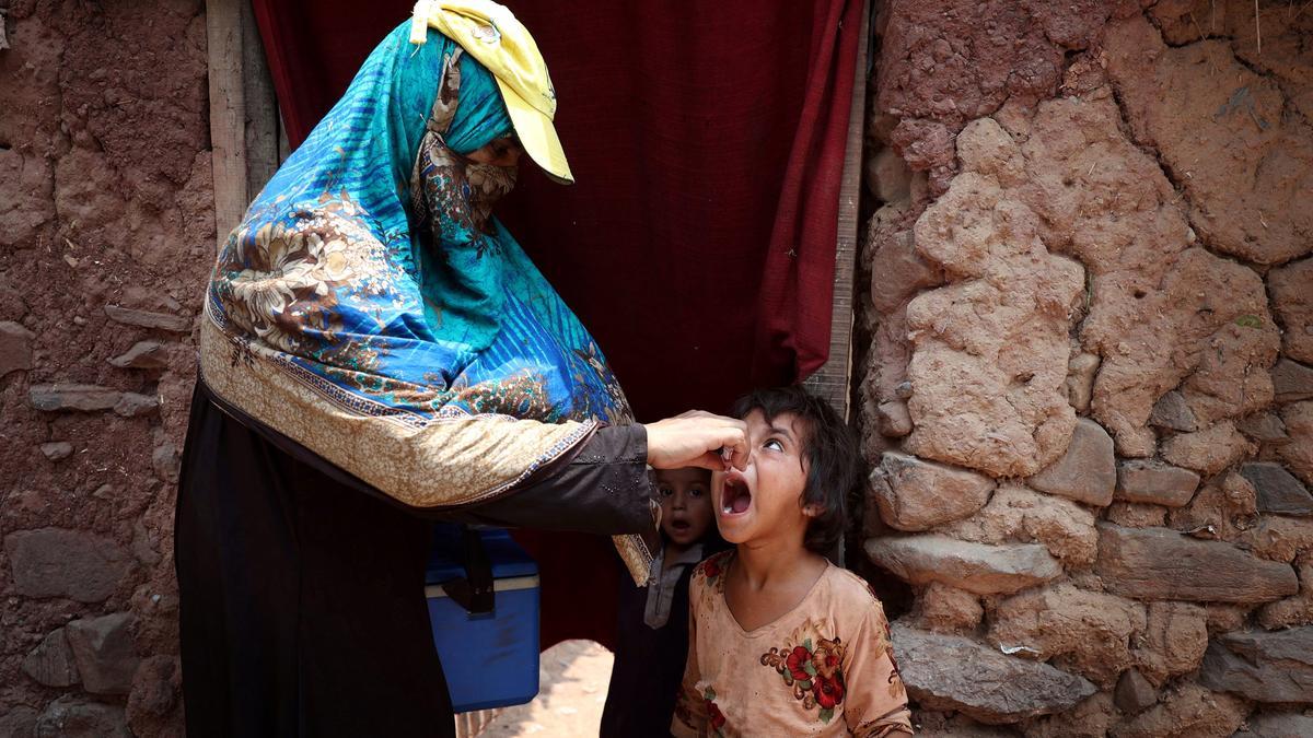 Una trabajadora sanitaria vacuna a una niña durante la campaña de vacunación contra la poliomielitis en Islamabad (Pakistán) 29/06/2022.