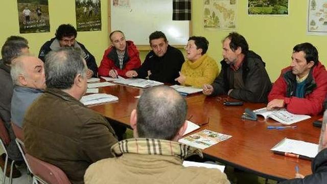 Comuneros de O Morrazo en su última asamblea. //  G.N.