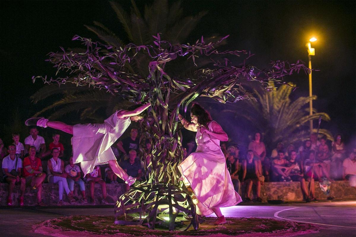 El montaje teatral gira en torno al olivo.