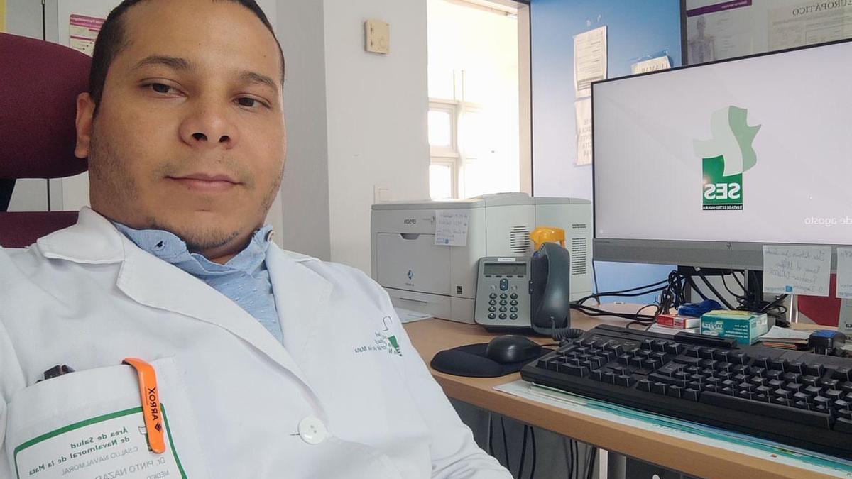 Alejandro Pinto, médico venezolano en el centro de salud de Navalmoral de la Mata.