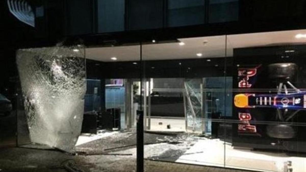 Una de las paredes de vidrio de la sede de Red Bull en Milton Keynes, reventada.