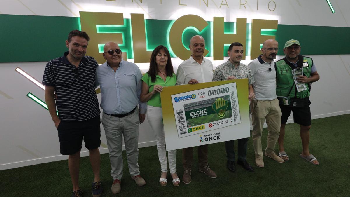 Representantes de la ONCE y del Elche, durante la presentación del cupón