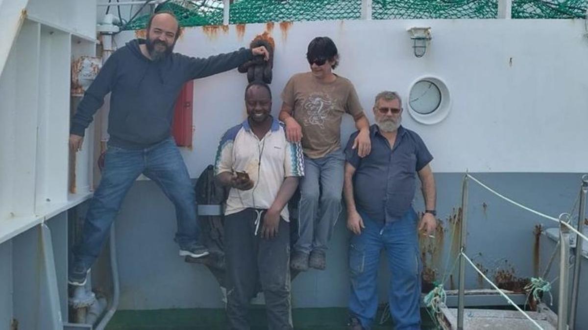 Tripulantes de uno de los barcos “gransoleros” de Vigo regresando a tierra. /  CEDIDA