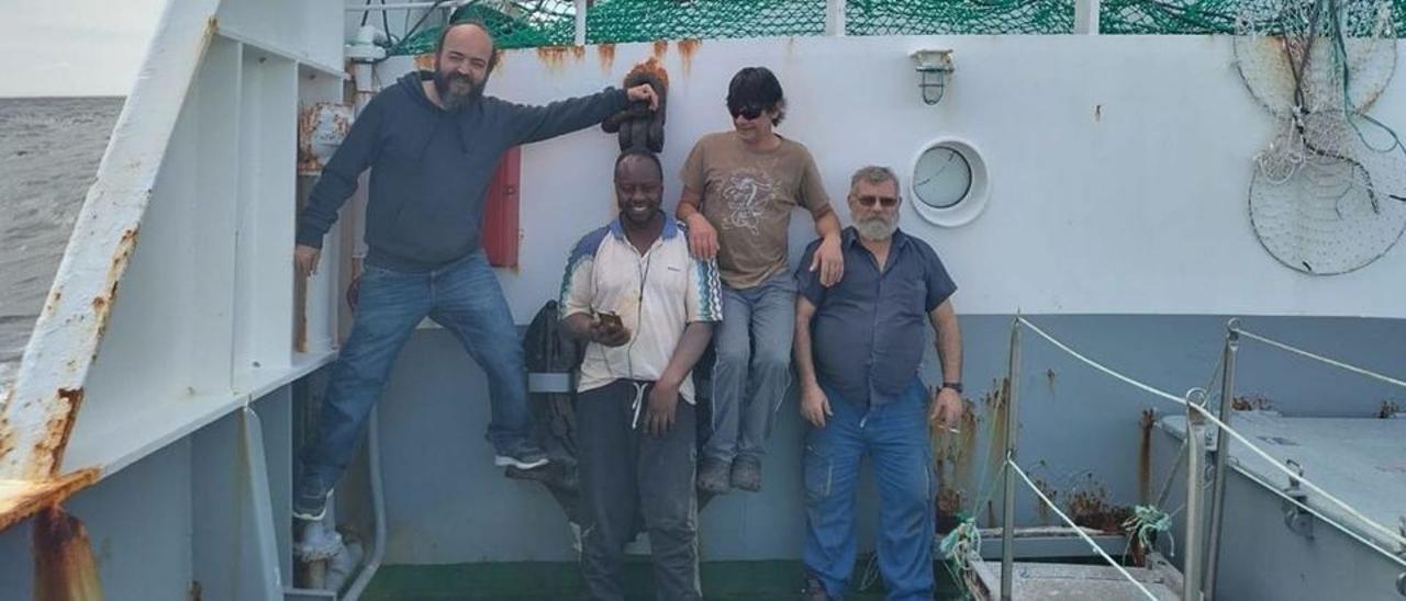 Tripulantes de uno de los barcos “gransoleros” de Vigo regresando a tierra. /  CEDIDA