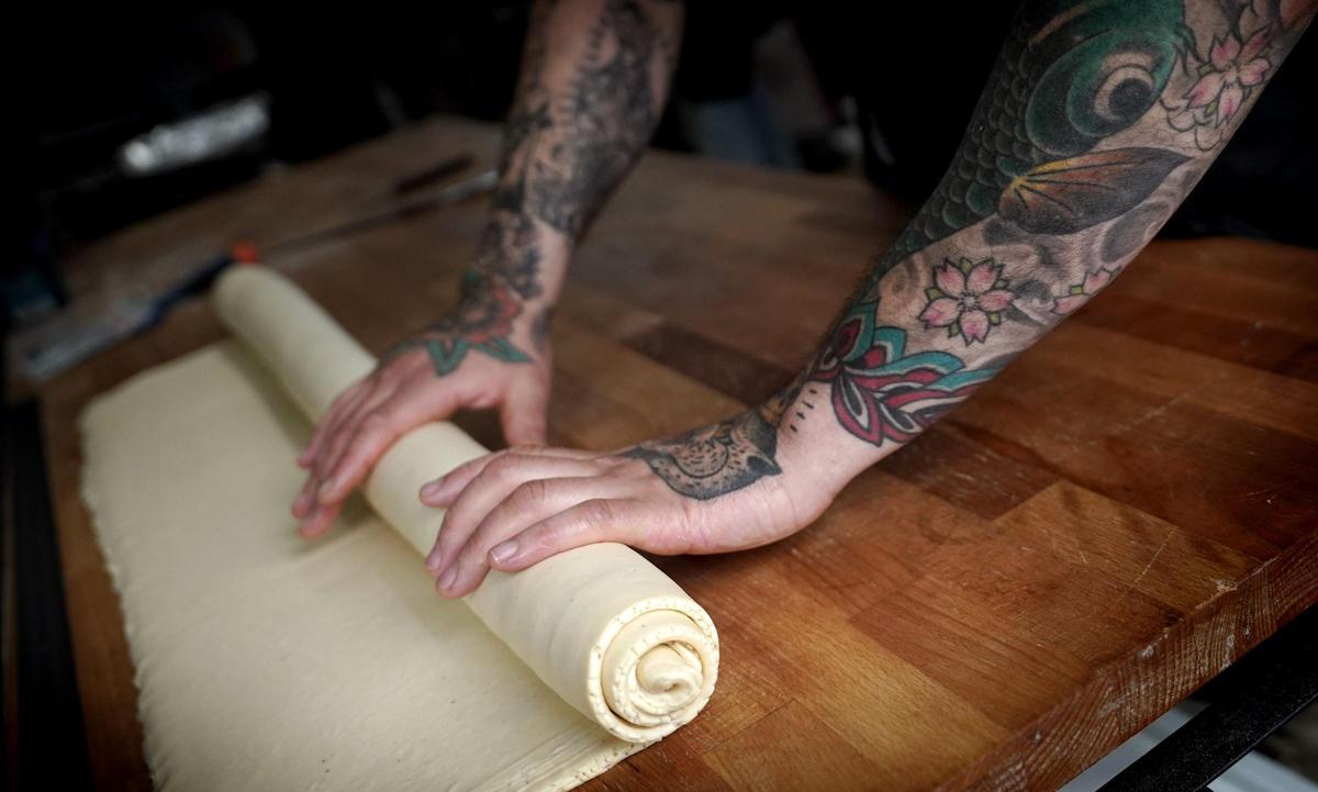 El 'New York Roll' es elaborado de forma artesanal todos los días en el obrador de la cafetería Novo Mundo.