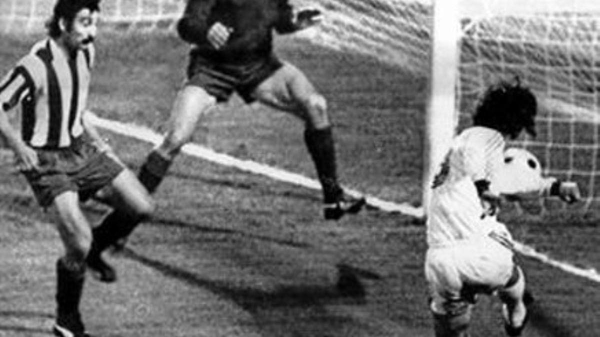 Reina y Pacheco ante Gerd Müller,  en el segundo partido de la final de 1974.