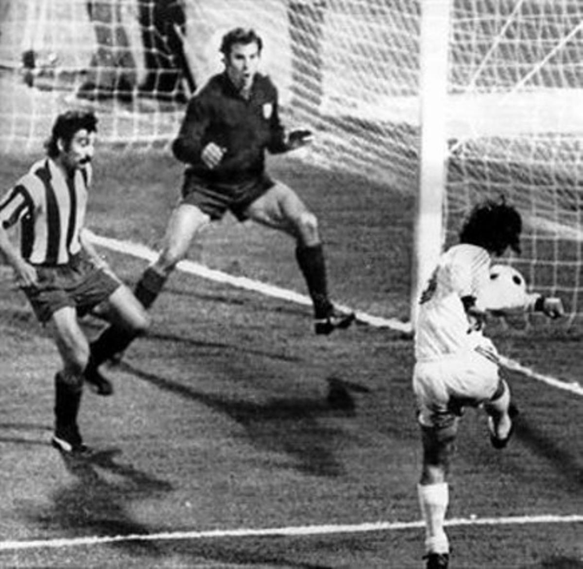 Reina i Pacheco davant Gerd Müller,  en el segon partit de la final de 1974.
