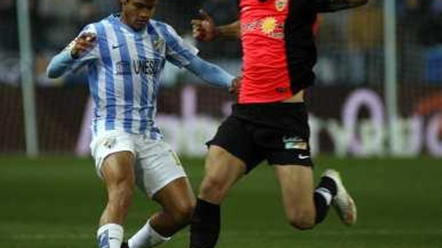 Rosales pelea con Edgar en el partido contra el Almería.