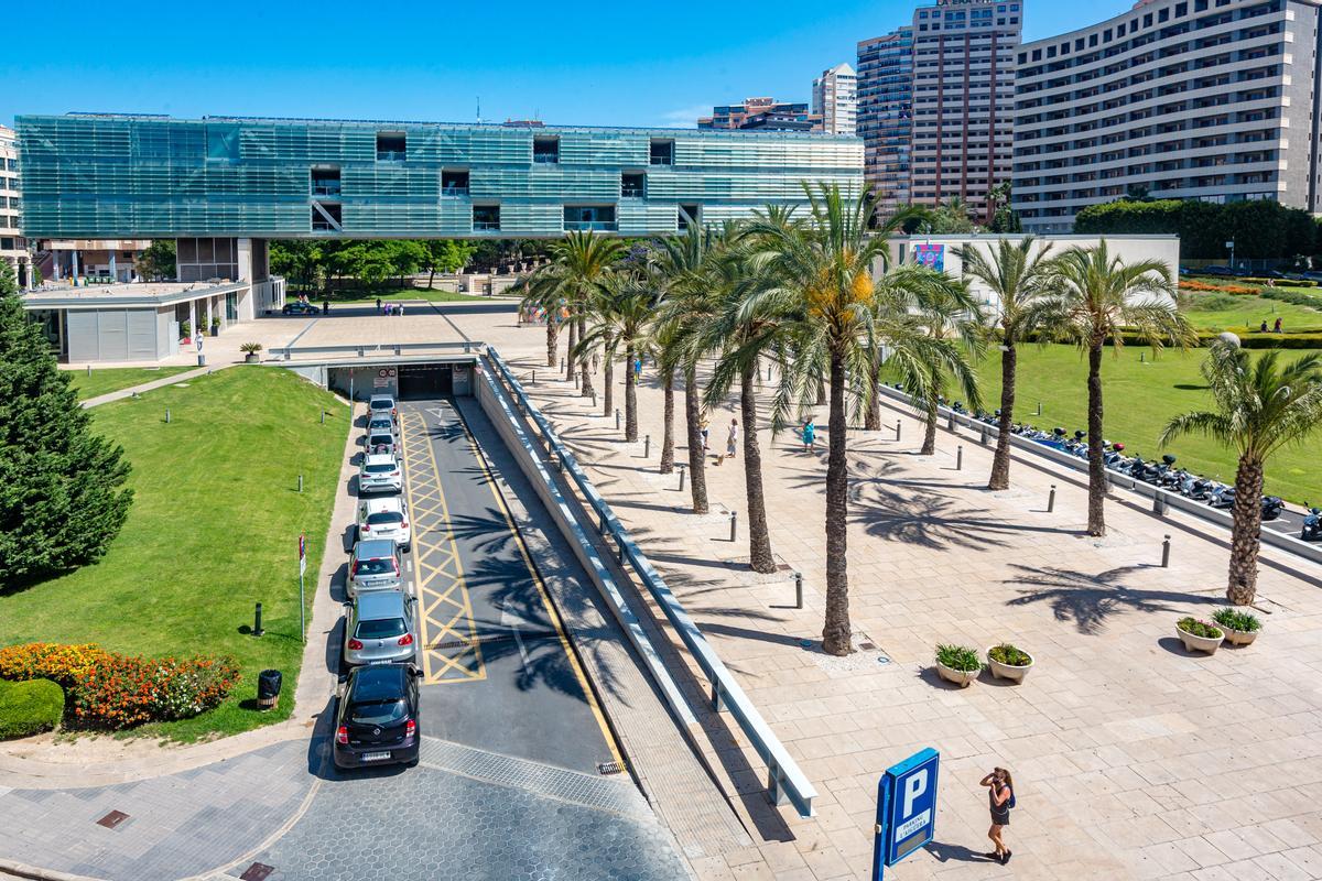 El estacionamiento se ubica bajo la Casa Consistorial, en la plaza de SS MM los Reyes de España.