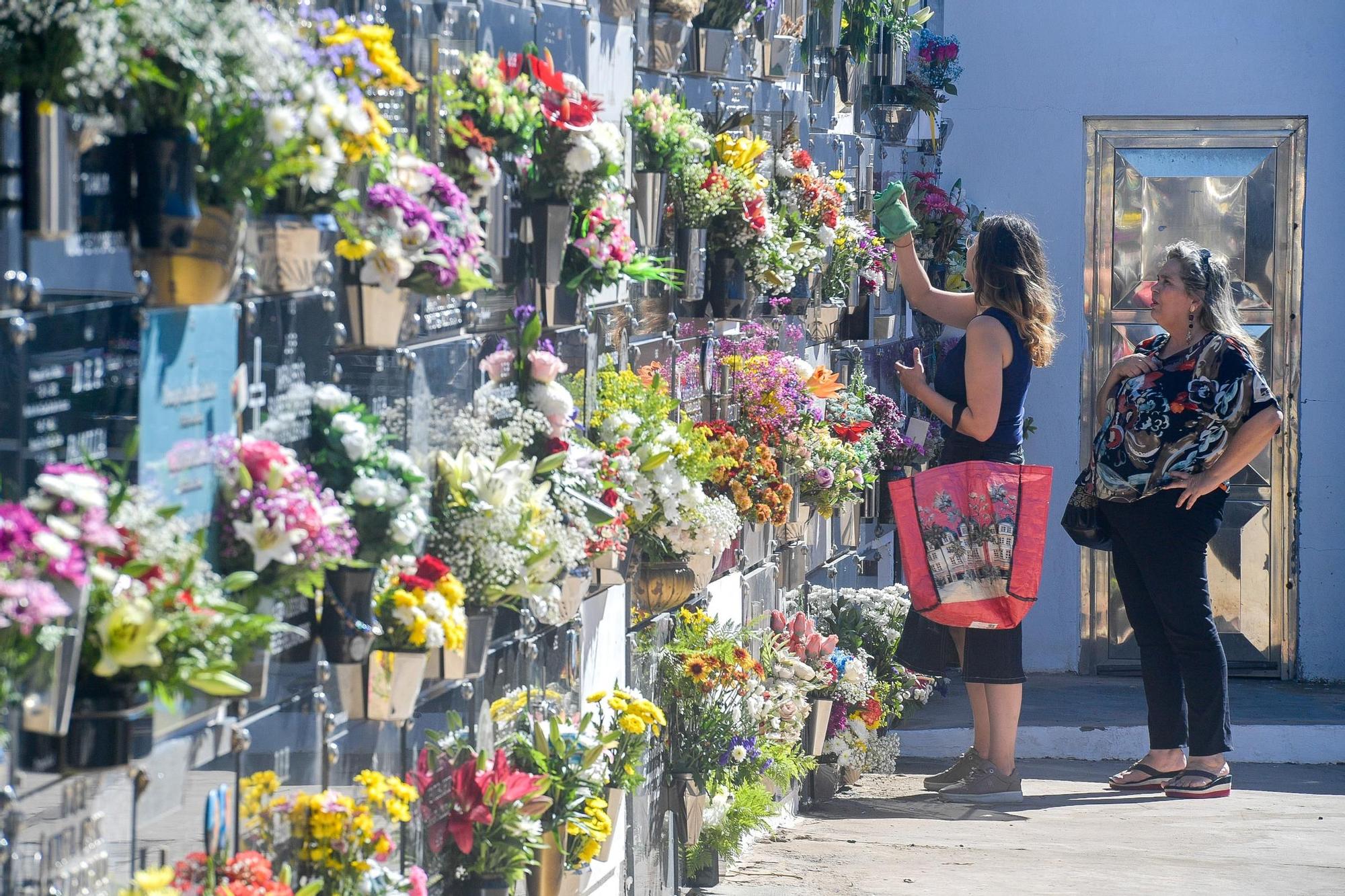 Día de Todos los Santos en cementerios de Gran Canaria