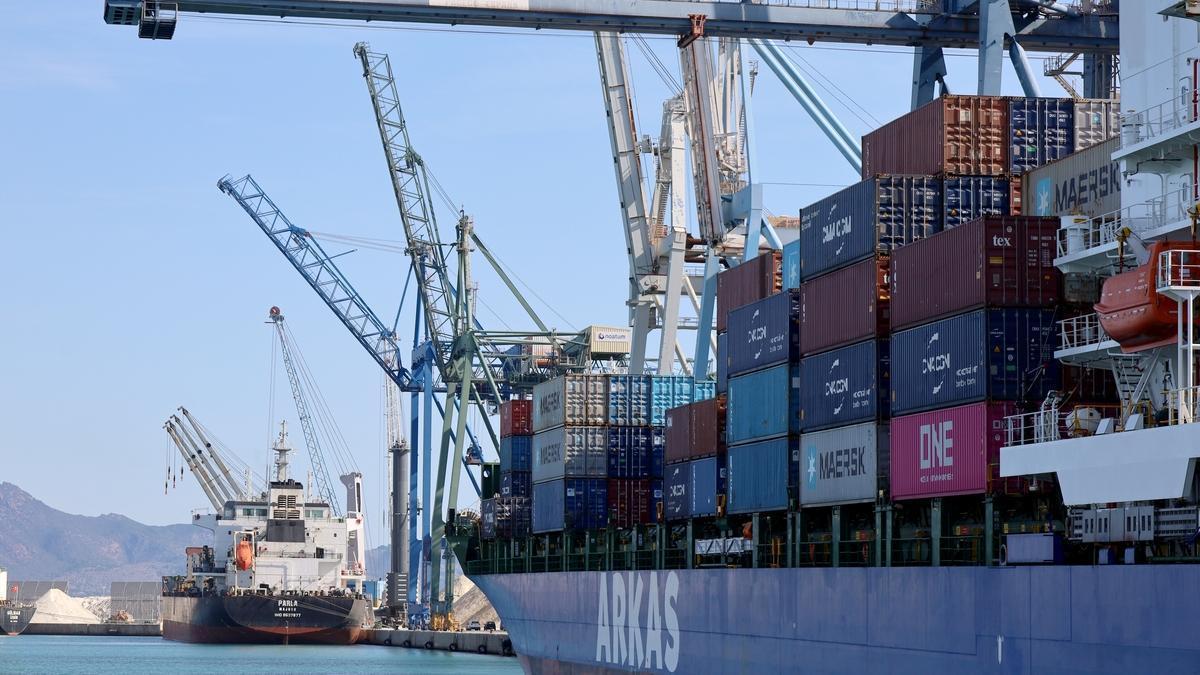 Barco contenedores en PortCastelló.
