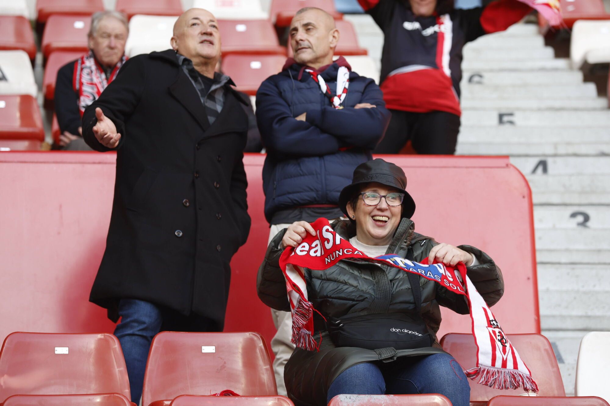 EN IMÁGENES: Gran victoria del Sporting contra el Granada en El Molinón