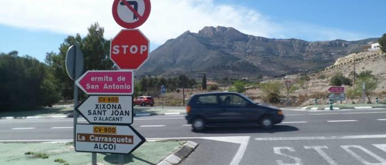 El cruce de la CV-800 desde la carretera de La Torre de les Maçanes, con la Penya Migjorn al fondo, en una imagen del pasado año.