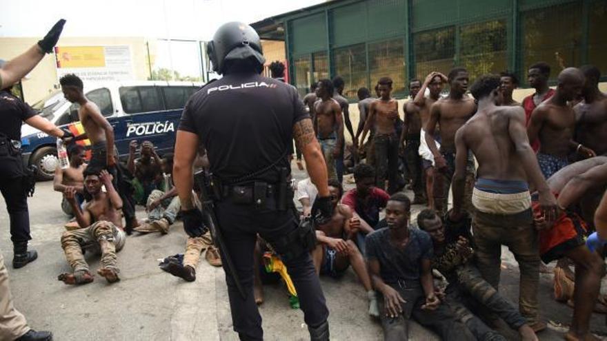 Detenidos por &quot;organización criminal&quot; diez inmigrantes que saltaron la valla de Ceuta en julio