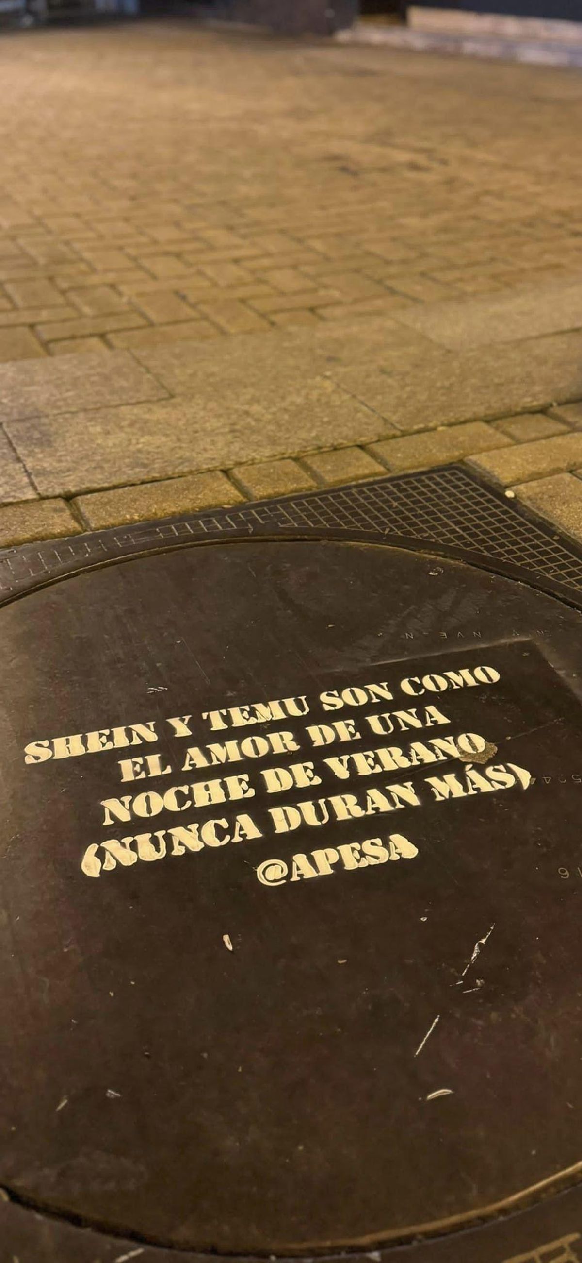 Una de las pintadas que se pueden encontrar en el suelo del centro de Cangas del Narcea.