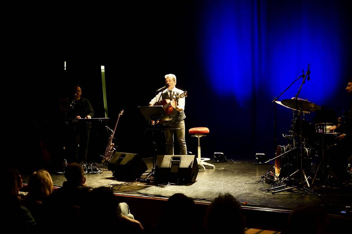 Mina Longo arropa a José Taboada en su homenaje a Sabina en El Llano (en imágenes)