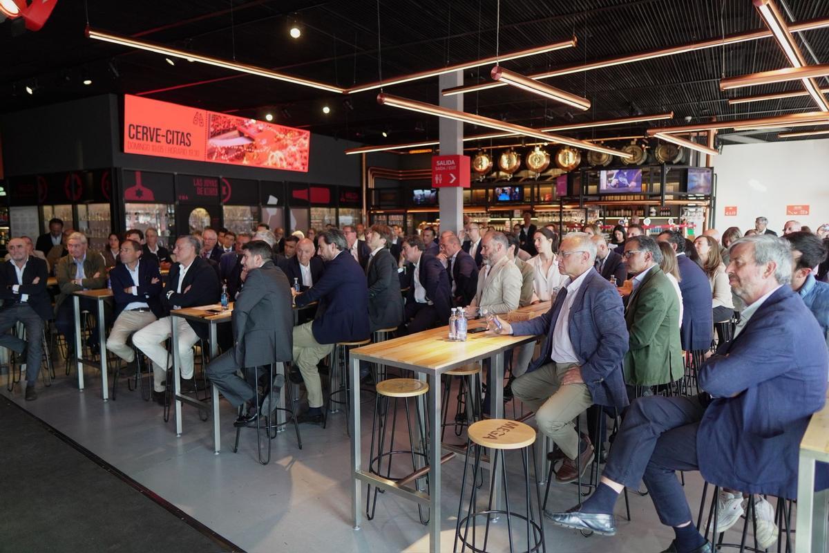 Asistentes al evento en el Museo de Estrella Galicia.