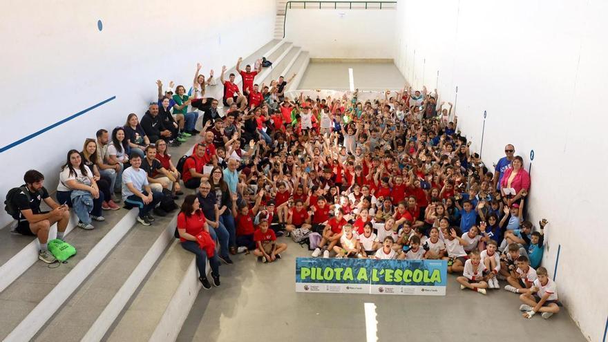 350 alumnes celebren a Tavernes la Trobada de Pilota a l’Escola