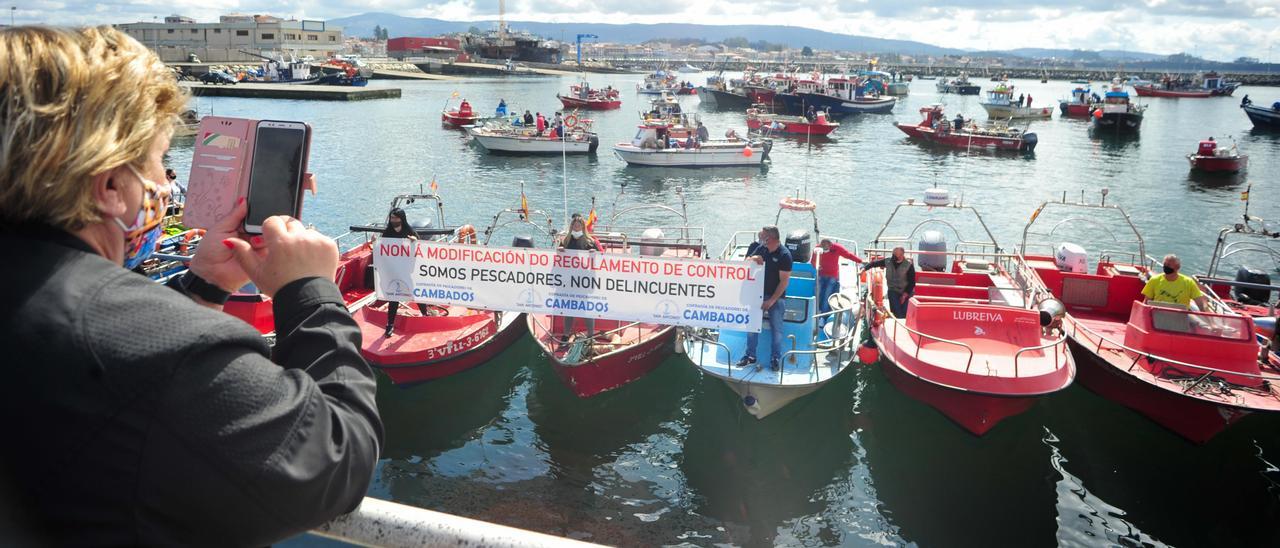 La protesta desarrollada por la flota de bajura arousana contra el reglamento de la UE, ayer.