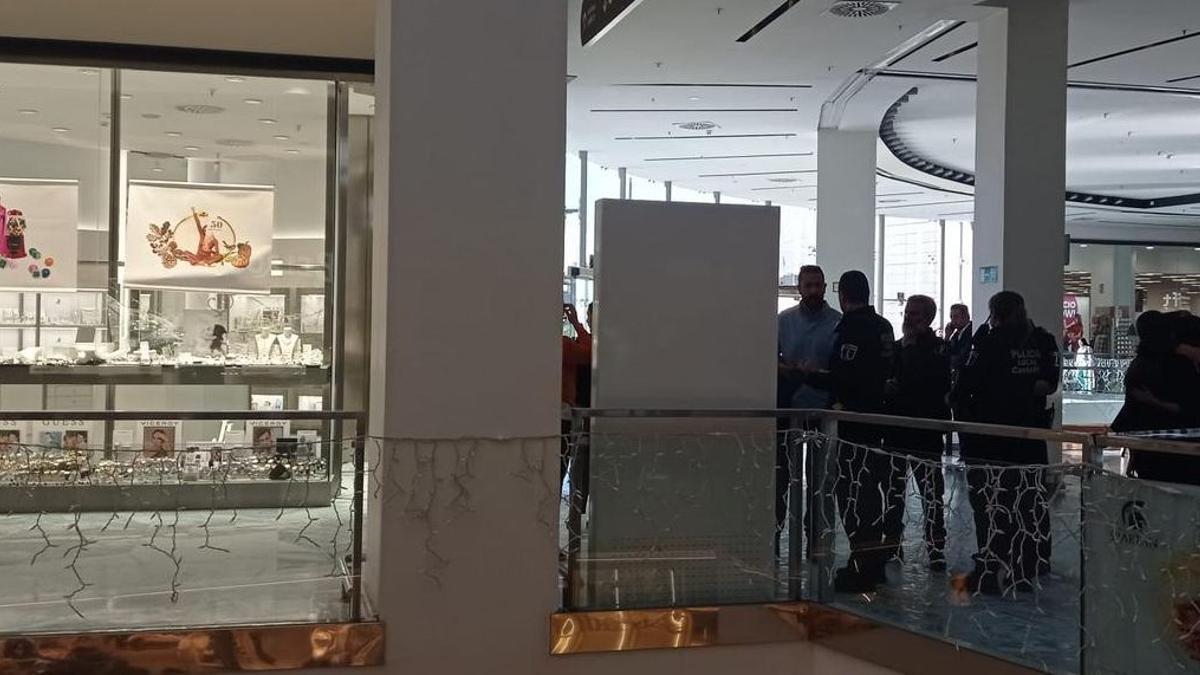 Agentes de Policía Local y Nacional tras el asalto a una joyería del centro comercial Salera en 2023.