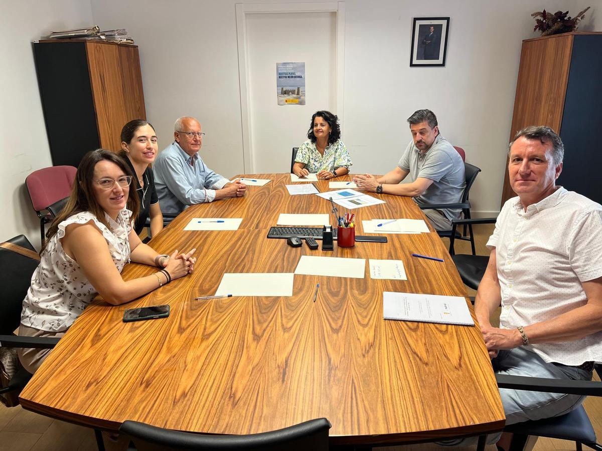 La reunión del alcalde y la concejala de Medio Ambiente con los responsables de Costas