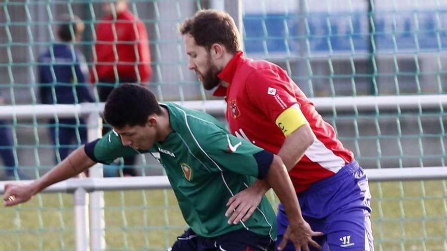 Un jugador del Choco presiona a un rival durante el encuentro de ayer en Santa Mariña. // José Lores