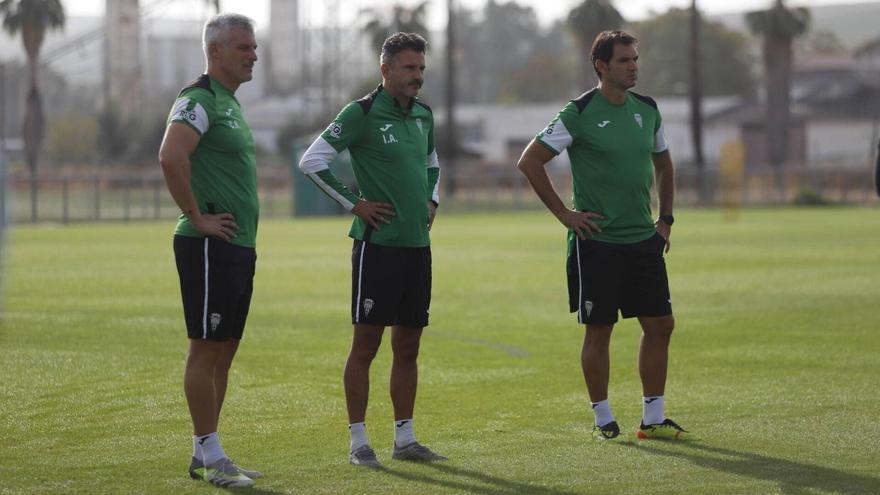 Iván Ania, en el centro de la imagen, durante una sesión de esta semana.