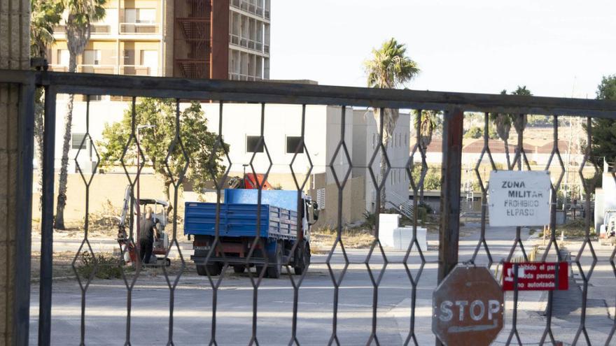 Las obras para instalar el
campamento de migrantes en el
 Naval han comenzado. iván urquízar