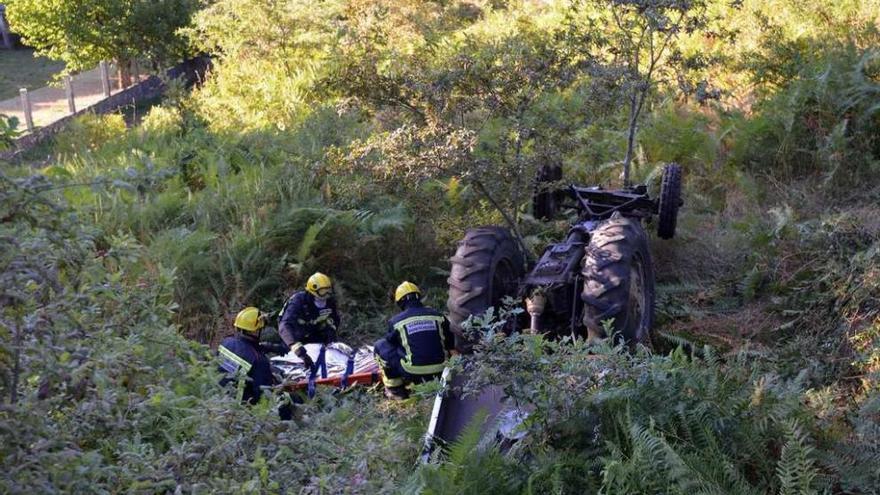 Una mujer llora la muerte del vecino de Campo Lameiro. // G.S.